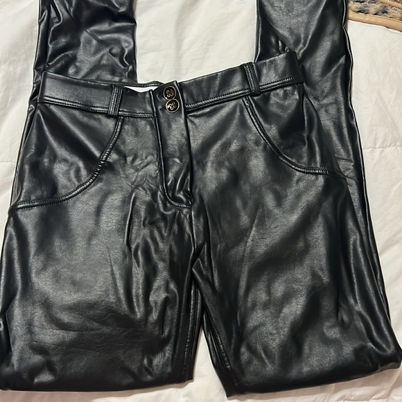 Pleather leggings super comfortable almost brand new worn a couple times - Picture 4 of 7